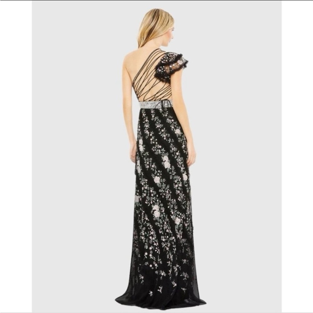 Mac Duggal 🖤 - Picture 2 of 10
